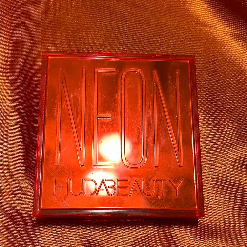 Huda Beauty Neon Eyeshadow Palette
